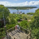 Turistas observam paisagem amazônica no Brasil, destino em alta no turismo internacional