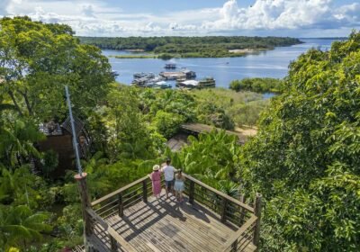 Turistas observam paisagem amazônica no Brasil, destino em alta no turismo internacional