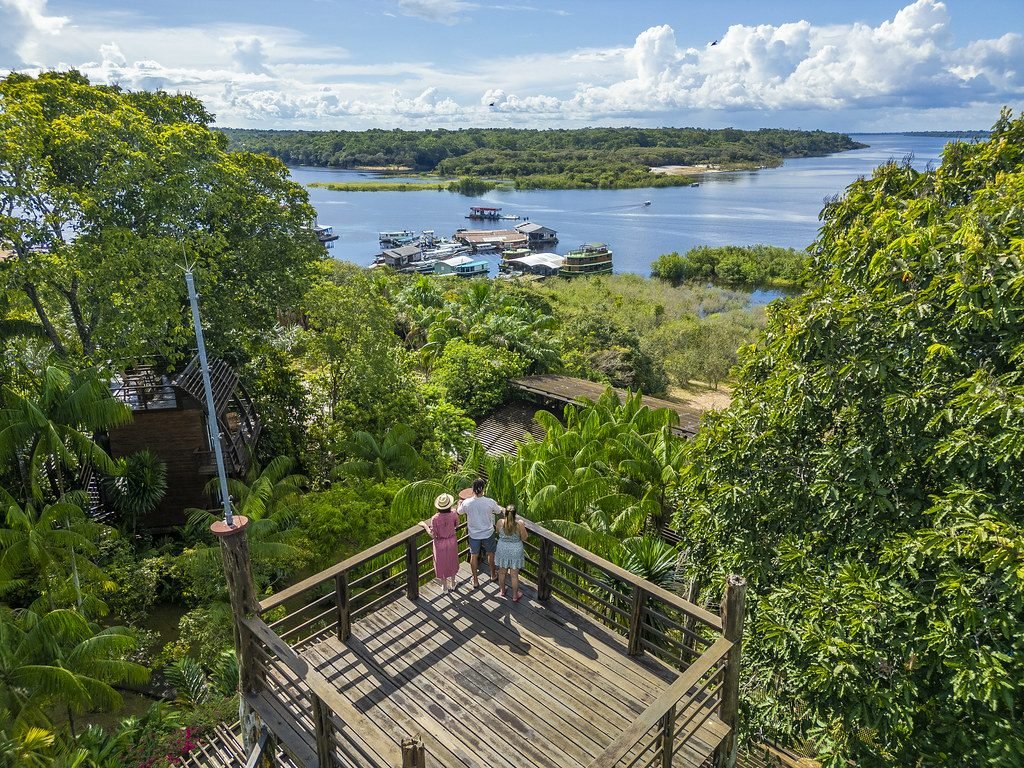 Turistas observam paisagem amazônica no Brasil, destino em alta no turismo internacional